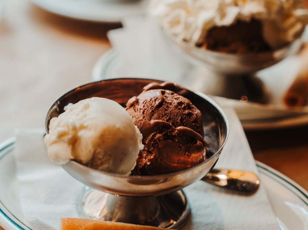Coupe de glace chocolat et vanille en coupe métal, tuile croustillante et café expresso au Café Gallery