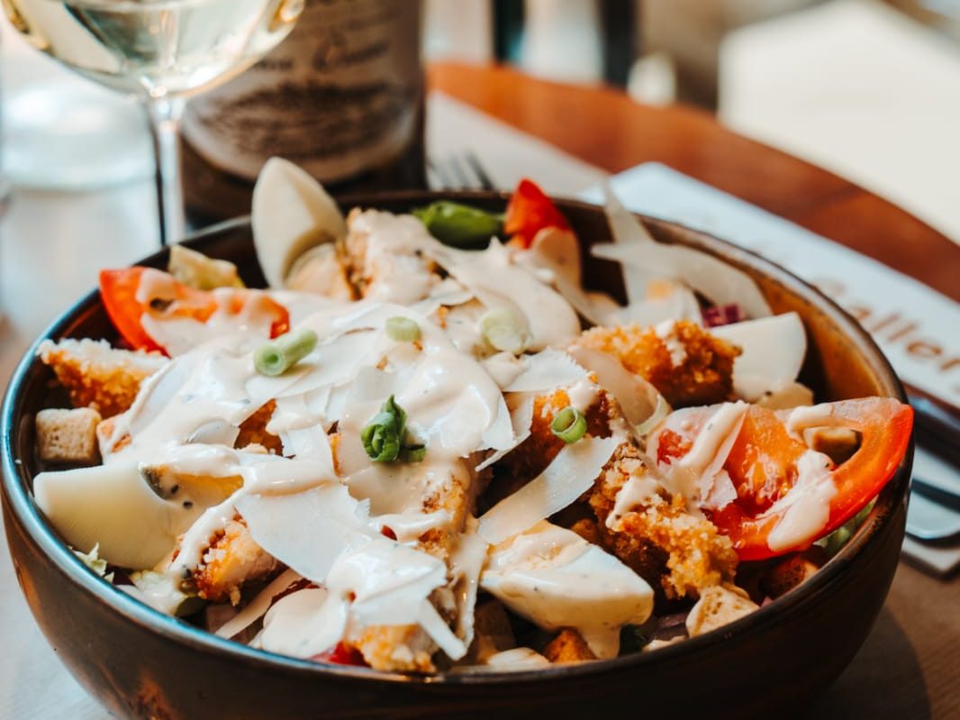Salade César du Café Gallery en bol de grès : poulet pané, copeaux de parmesan, œuf, tomates et croûtons